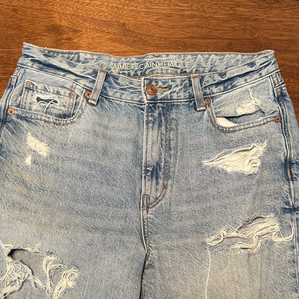 American Eagle Outfitters Women's relaxed mom jeans - ripped